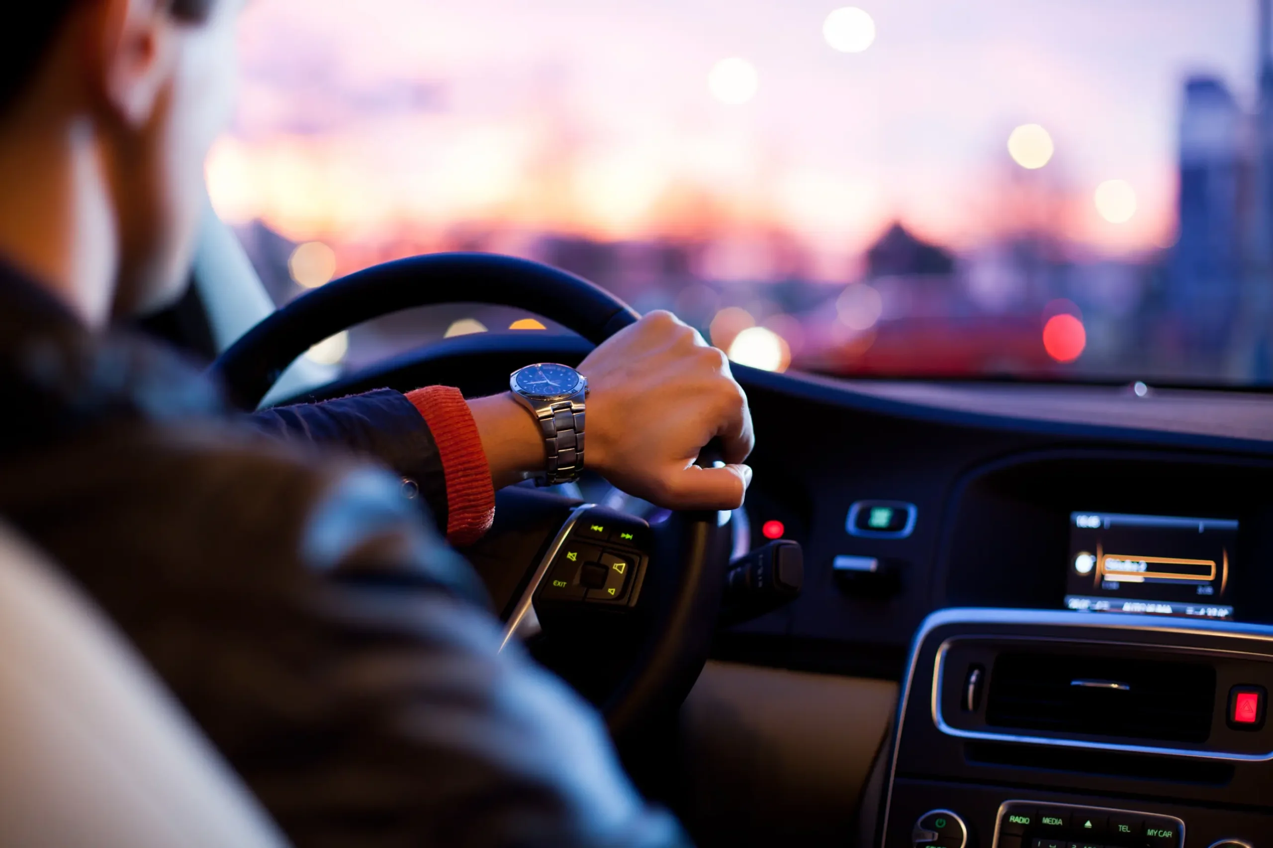 watch-hand-man-car-driving-vehicle-118477-pxhere.com