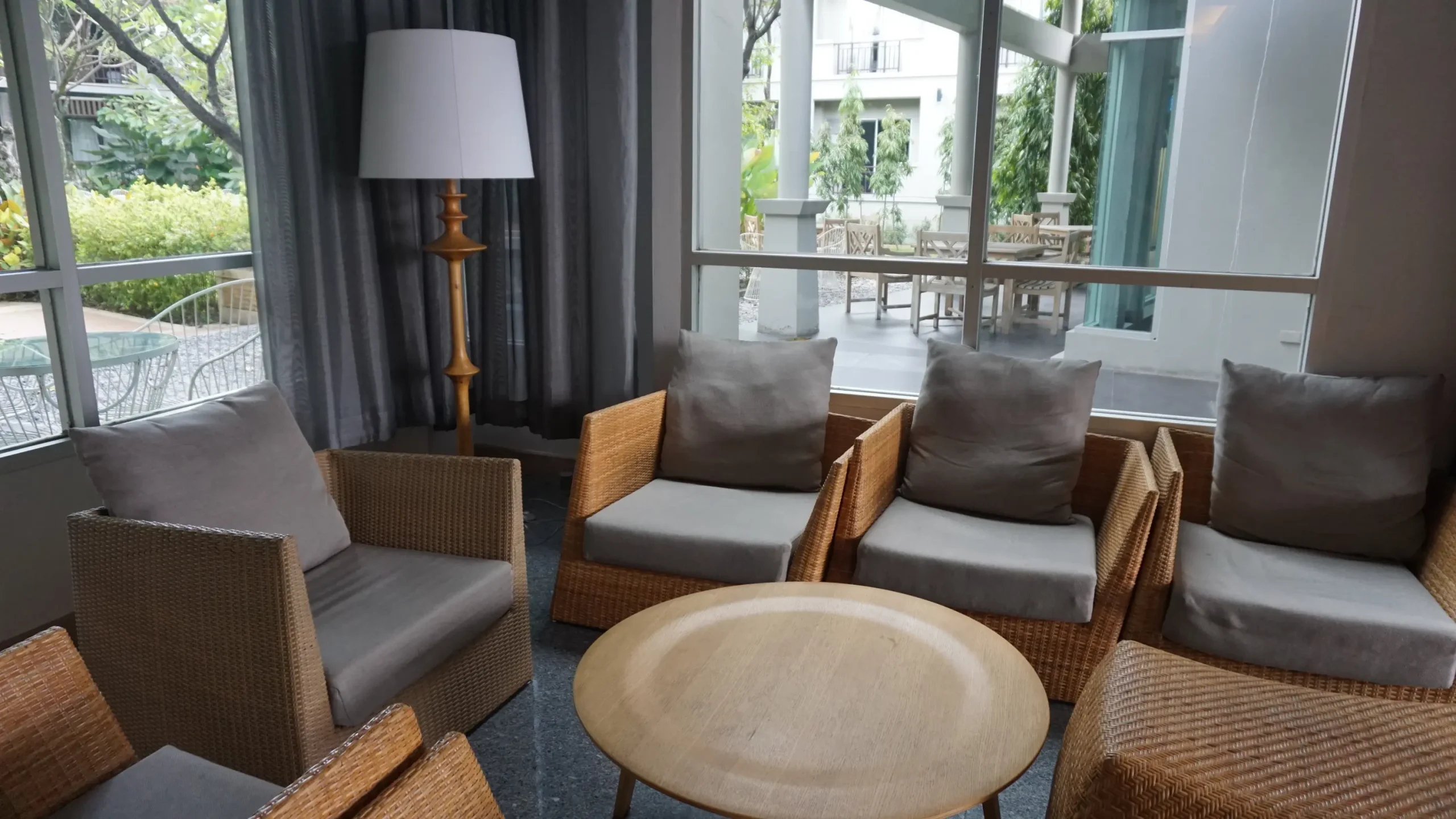 desk-table-wood-white-villa-house-676023-pxhere.com