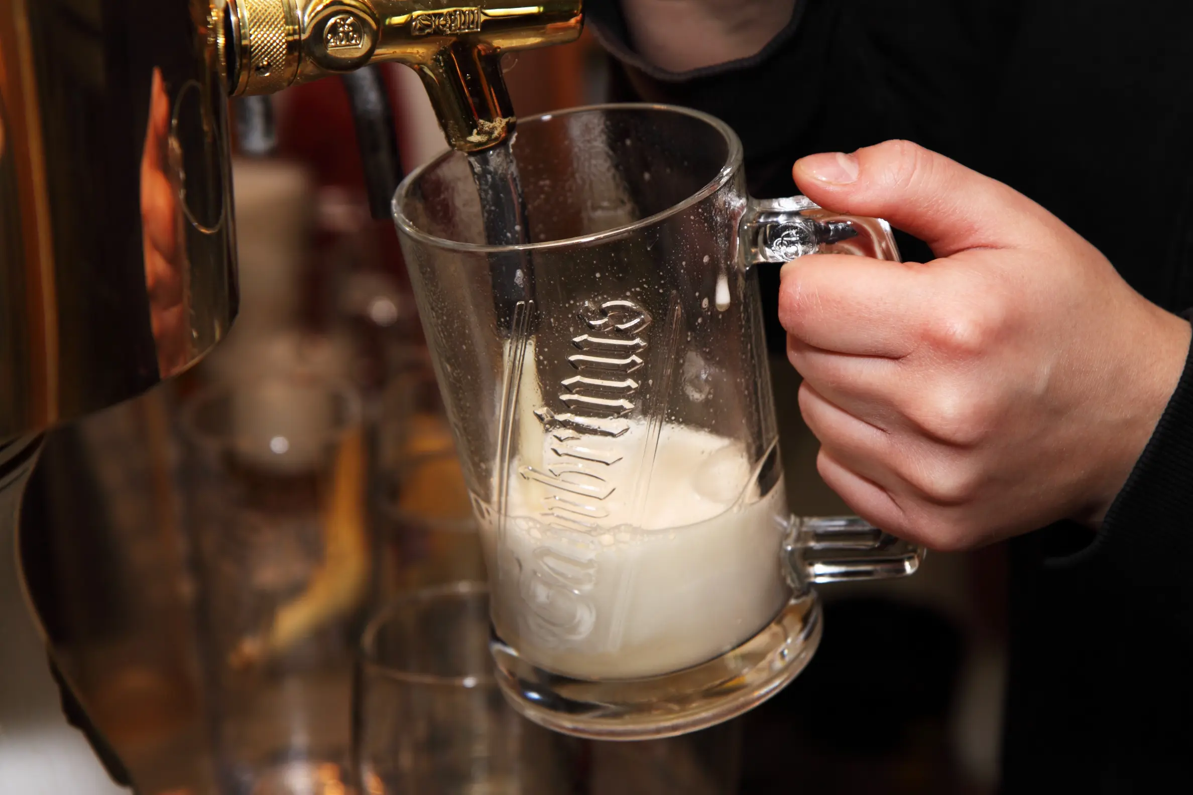 hand-liquid-wine-glass-restaurant-bar-1358945-pxhere.com