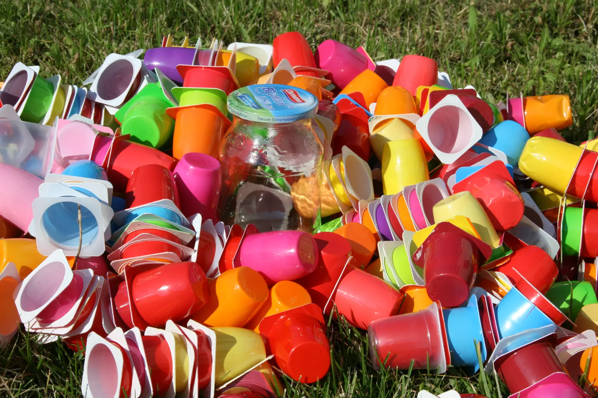 play-glass-food-public-space-picnic-waste-815927-pxhere.com